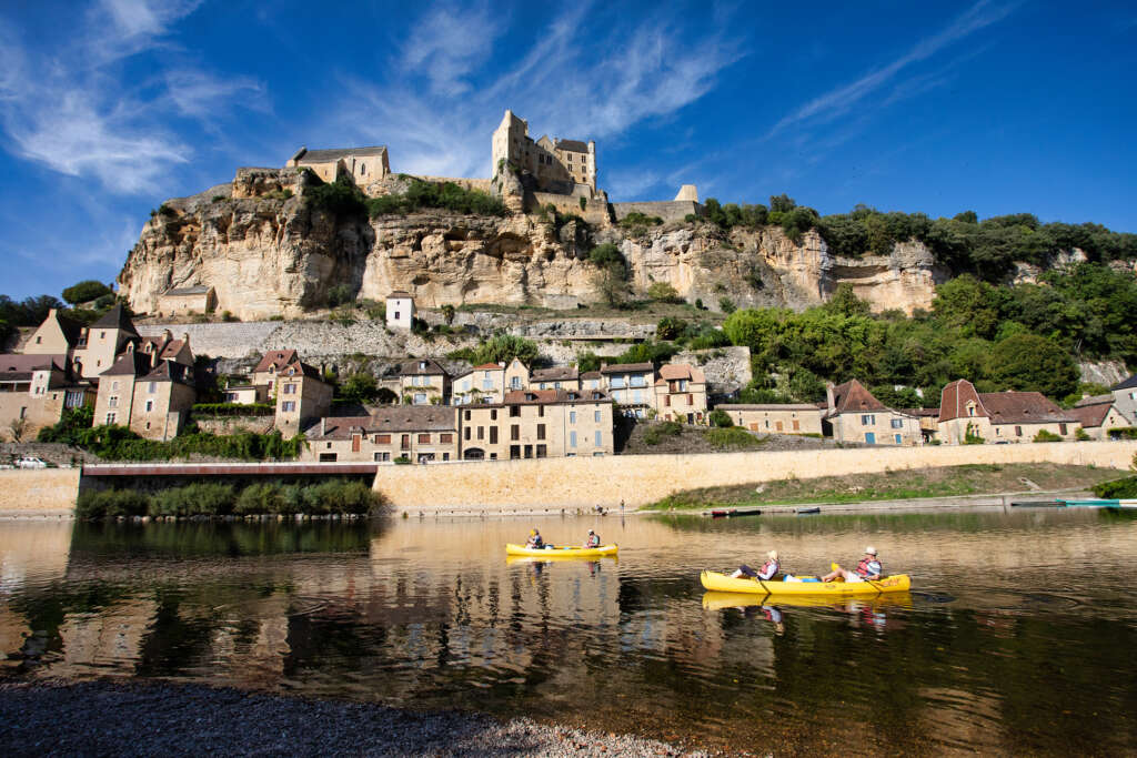 canoës devant le village de Beynac sur le parcours canoë Cenac Beynac