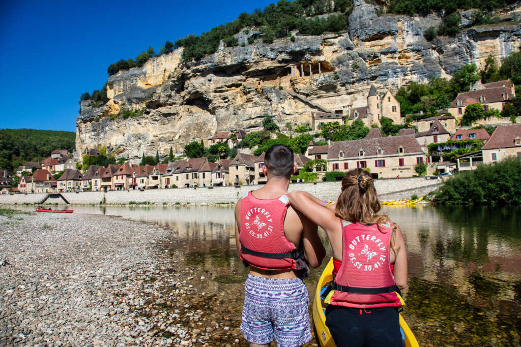 couplke en canoë regardant La Roque-Gageac pendant le parcours canoë Carsac Beynac